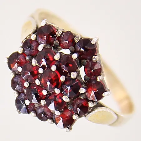 Ring med granater, stl 17, bredd 2,3-14,5mm, sliten förgyllning, skev, silver 830/1000 Vikt: 3 g