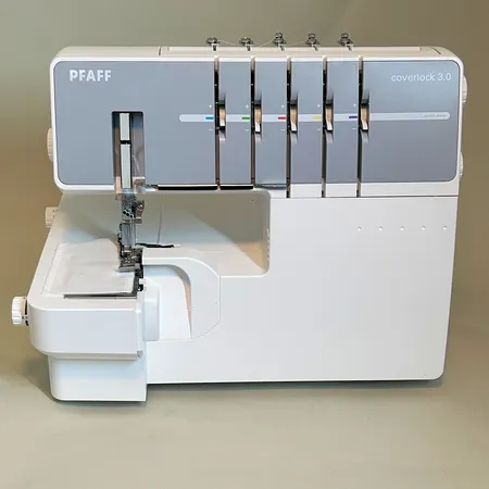 Symaskin Pfaff Coverlock 3.0 för fem trådar, 220-240V 50Hz, 105W. Serienr 024919010127, ej använd, i originalkartong. Kvitto 2018, instruktionsbok. Nypris symaskinen 9995kr.  Tillbehör trådar på sidan om, 9 olika färgar, fem rullar i varje låda, 10 lådor. Skickas med postpaket.