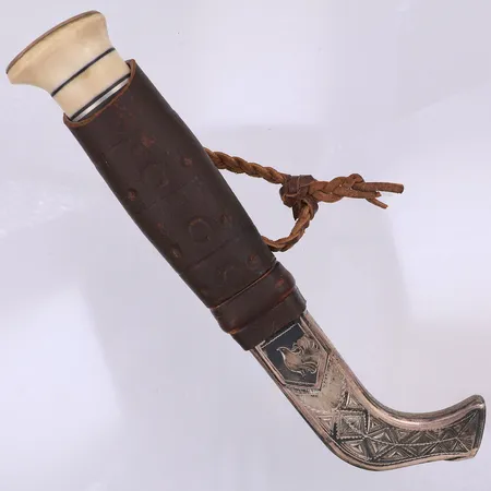 Kniv i trä, silver, horn & läder, 21cm, signatur US, gravyr med årtal 1995