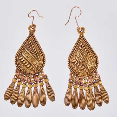 Ett par örhängen, längd ca 5,5cm, bredd ca 20mm, Brons