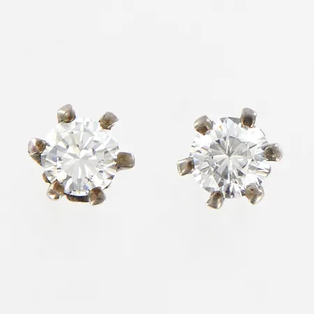 Ett par örhänge med stenar Ø4mm, silver 925/1000 Vikt: 1,1 g