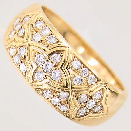 Ring med diamanter 31 x ca 0,01ct, stl 16½, bredd 5-8mm, gravyr, 18K Vikt: 5,4 g