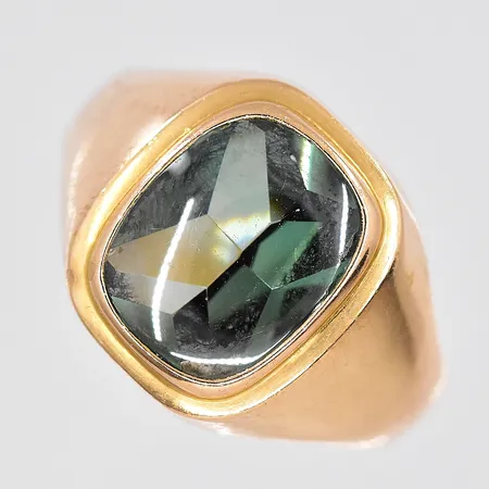 Klackring med grön sten, stl 19½, bredd ovandel 15mm, personlig gravyr, hack i skenan, 18K Vikt: 5 g