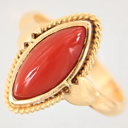 Ring med röd sten, stl 15¾, bredd 2,4-16,3mm, 18K Vikt: 2,8 g