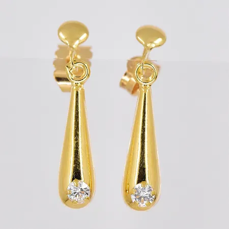 Ett par örhängen, längd 22mm, vit sten, udda stoppar, 18K Vikt: 0,9 g