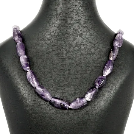Collier, Ametister, längd 66 cm, något varierande bredd på stenarna (8-10 mm), lås i silver, enstaka stenar med bruksmärken/slitage, någon med nagg Vikt: 85 g