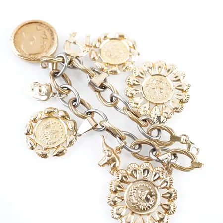 Armband 18k m 8 berlocker, 5 berlocker 14k, 1 berlock 21k, 1 berlock 18k, 20cm, bredd 9mm, 14k/18/21k Vikt: 29,6 g