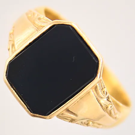Klackring med onyx, stl 20½, bredd 5-15mm, skena 23K, infattning 18K, gravyr, skev Vikt: 10,5 g