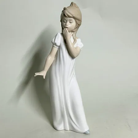 Figurin, flicka i vit klänning, Nao av LLadro, 28,5cm, made in Spain