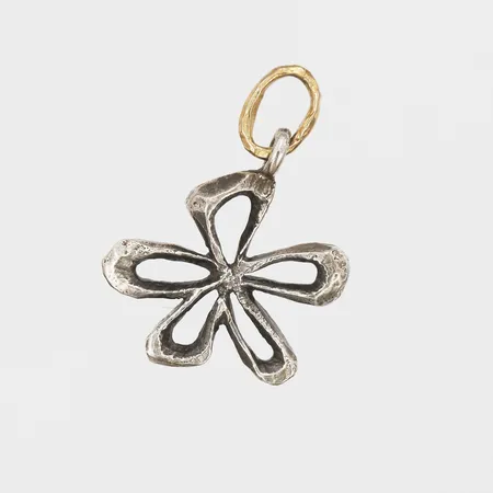 Hänge, blomma, ca 15x15mm, ögla av guld 18K, Staffan Sandberg Ab, Ulricehamn, 925/1000 silver. Vikt: 1,5 g