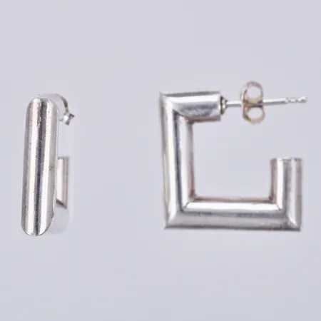 Ett par örhängen, längd ca 1,9cm, bredd ca 5mm, 830/1000 silver  Vikt: 4,5 g