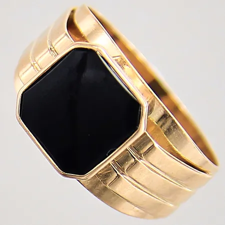 Klackring med svart sten, stl 19, bredd 5-11mm, repig sten, gravyr, 14K Vikt: 4,1 g