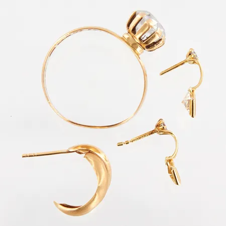 1 Ring, 1 par örhängen, 1 udda örhänge, vita stenar, defekter, gravyr, 18K  Vikt: 4,8 g