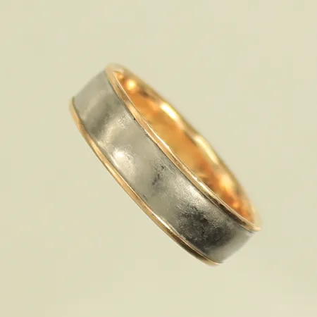 Ring med silver utanpå skenan, stl 19¾, bredd 6mm, gravyr, 18K/silver 4,3g totalt