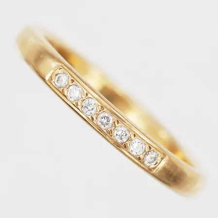 Ring med diamanter 7 x ca 0,01ct, stl: 16¾, bredd: 2mm, 18K guld. Vikt: 2,6 g