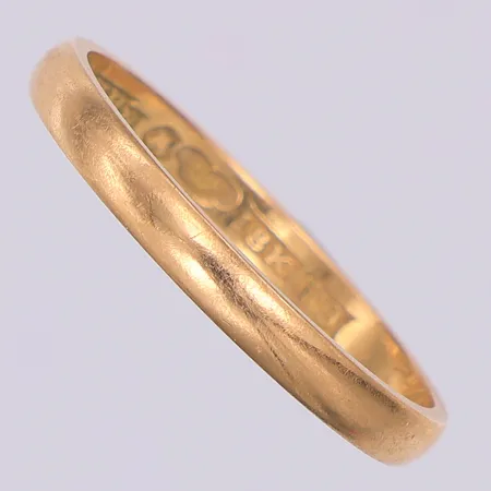 Ring, slät, stl 19¾, gravyr, 18K Vikt: 2,9 g