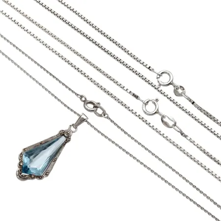 Halskedjor, 3 stycken, silver, längd 43-50 cm, Ankarlänk med vintage hänge, blå sten (utan anmärkning) Vikt: 13,5 g