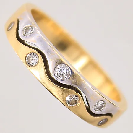 Ring med diamanter 7 x ca 0,015-0,02ct, stl 17, bredd 3-4,5mm, tvåfärgad, 18K Vikt: 4,5 g