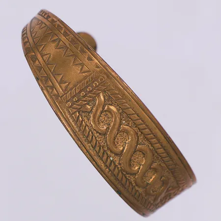 Armband Kalevala, stelt & öppningsbart, 61 x 52mm, skevt, spricka, brons