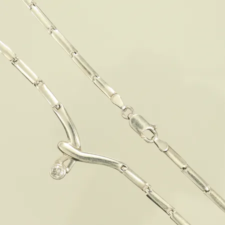 Halsband med vit sten, 43cm bredd 3-14mm, silver 925/1000-delar 10,9g Vikt: 10,9 g