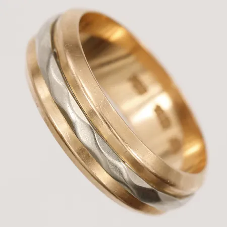 Ring, stl 17, bredd 6mm, gravyr, 18K Vikt: 6 g