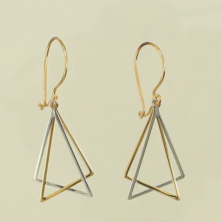 Ett par örhängen tvåfärgade trekanter, 40mm inkl ögla, 18K 2g Vikt: 2 g