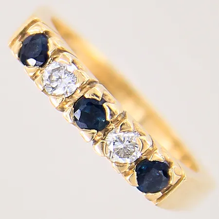 Ring med safirer samt diamanter 2 x ca 0,10ct, stl 17, bredd 3-3,7mm, 18K Vikt: 6 g