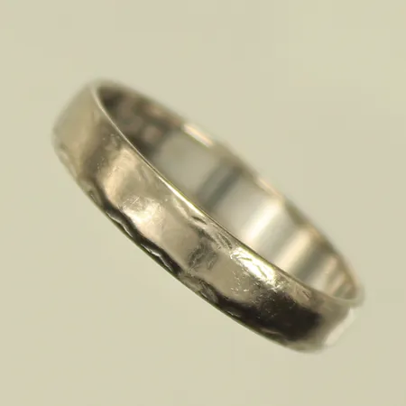 Ring, vitguld, stl 18¾, bredd 4mm, repig, gravyr, 18K, 3,6g Vikt: 3,6 g