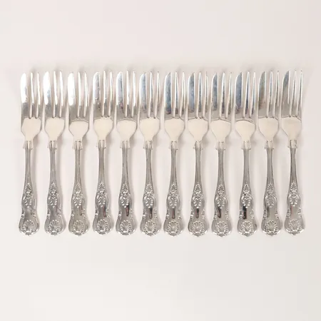 12 Bakelsegafflar, modell Engelsk Snäck (King’s Pattern), William Yates, Sheffield, England, år 1980, längd: 130 mm, 925/1000 silver. Vikt: 255,9 g