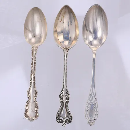 3 Skedar, udda modeller, gravyr, 830/1000 silver Vikt: 58,5 g