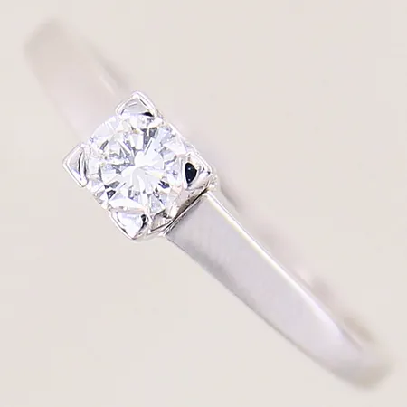 Ring med diamant ca 0,25ct, kvalitet ca W(H)/SI2, fjädrar som når ytan, stl 18¼, bredd 1,3-4,4mm, vitguld, 14K Vikt: 2,8 g