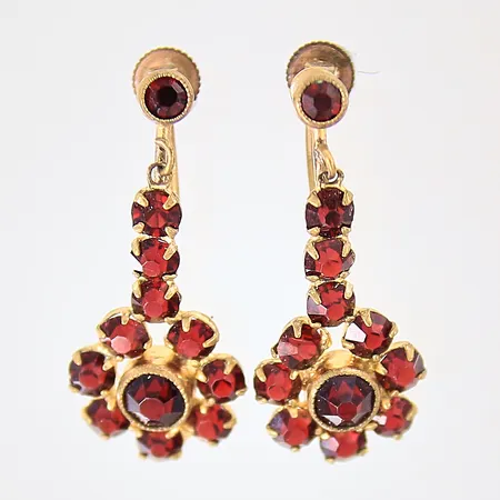 Ett par örhängen med granater, 30x13mm, skruvmekanism, oädel metall