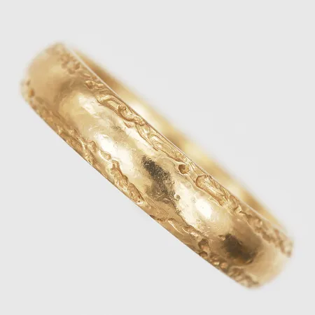 Ring med mönsterdekor, stl: 15¾, bredd: 4mm, gravyr, 18K guld. Vikt: 3,8 g