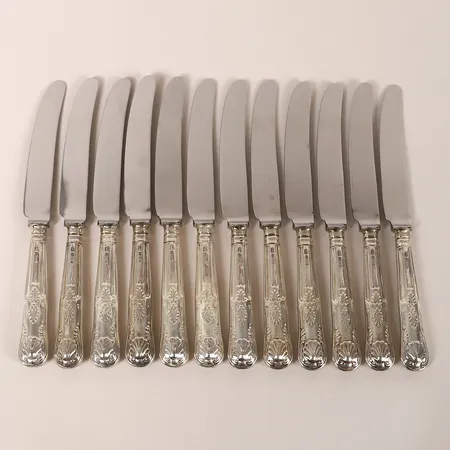 12 Knivar, modell Engelsk Snäck (Kings Pattern), William Yates, Sheffield, England, längd: 223 mm, rostfritt blad, bestickschatull i trä medföljer, 830/1000 silver. Bruttovikt: 606,6g Vikt: 0 g
