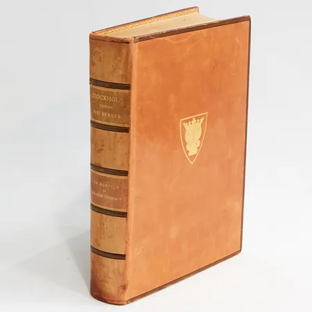 Bok, Stockholm Genom Sju Sekler- Från Birger Jarl till Gustav VI Adolf, av Per-Erik Lindorm, tryckt 1951 av Iduns Tryckeri AB, med guldsnitt Skickas med paket.