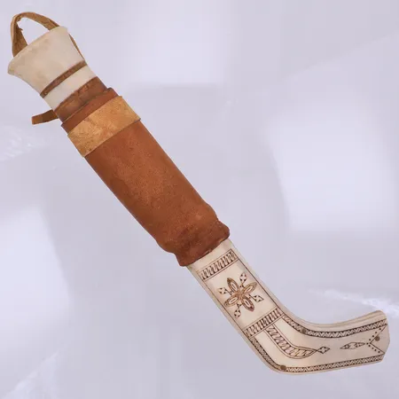 Halvhornskniv, signerad PM, troligen Peder Mathisen, 22cm, horn & läder, björk & näver