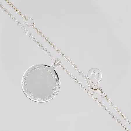 Collier, 45-50cm, design Carolina Gynning, hänge Ø 25mm, silver 925/1000 Vikt: 17,8 g