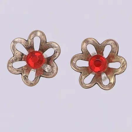 Ett par örhängen, blommor, röda stenar, 11mm, 925/1000 silver Vikt: 0,9 g