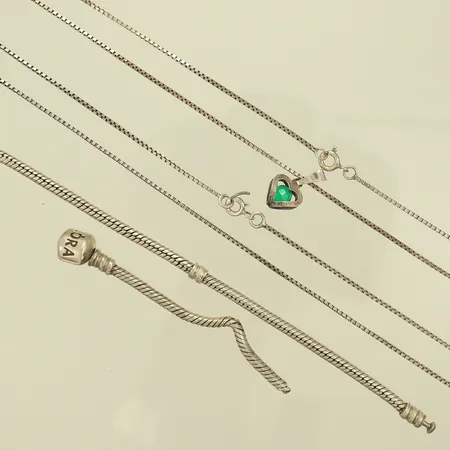 En halskedja, en halskedja med hänge, ett armband, skeva länkdelar/trasiga, Silver 925/1000, 19,9g Vikt: 19,9 g