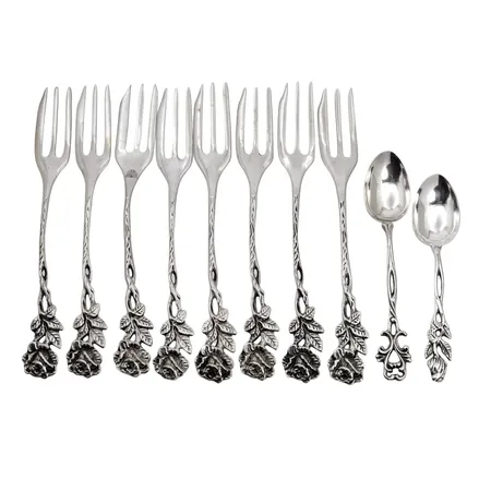 Silverbestick, bl.a. bakelsegafflar, modell Rosen, längd strax över 13 cm, bruksskick Vikt: 129,1 g