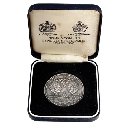 Silvermynt, stor modell, 10 dollars Jamaica 1972 (Anniversary of independence 1962-1972), 925/1000, Ø45,5 mm, fin kvalitet & patina, förvaras i etui Vikt: 49 g