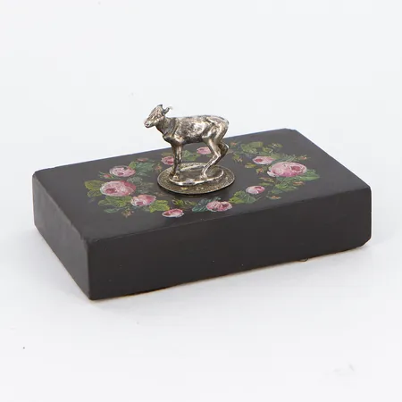 Brevpress, handmålad med silverfigur, ca 10x5,5cm, nagg på basen, bruttovikt: 415,7 gram Vikt: 415,7 g Skickas med paket.