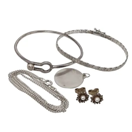 Silversmycken, bl.a. Armring, öppningsbar, tillverkare LANC - Simrishamn 1987, Örhängen, ett par, Ø8 mm, ALTON, gravyr på hänge Vikt: 24 g