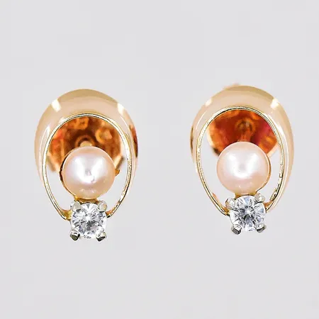 Ett par örhängen, ca 7x10mm, vit sten, 18K Vikt: 1,8 g