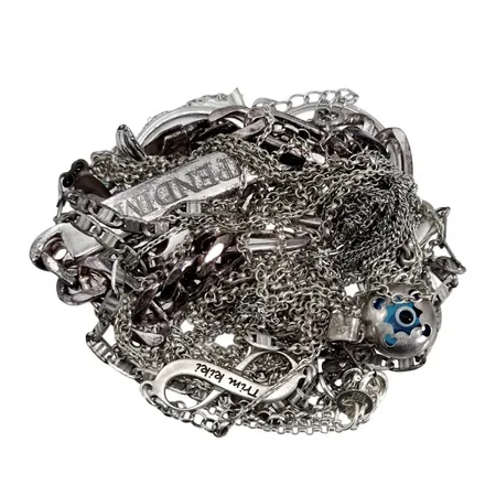 Diverse smycken, silver, defekter förekommer, gravyr, ett lås i oädel metall Vikt: 38,5 g