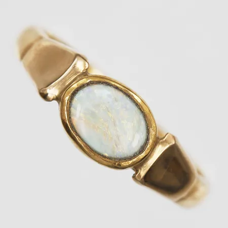Ring med opal, stl 17, bredd 3-6mm, Svedboms Guldsmeds Ab Hov 1945, 20K Vikt: 3,9 g
