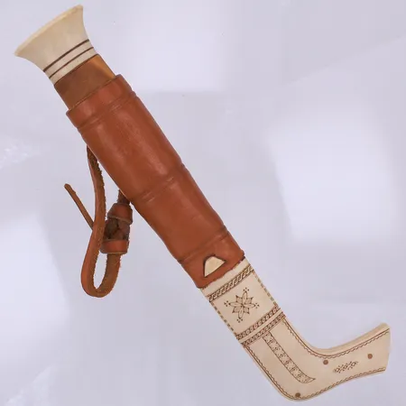 Halvhornskniv, signerad JG, troligen Johan Gaup, 22cm, trä, läder & horn