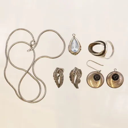 Diverse silver, stenar, slitage, defekt, silver. Vikt: 36,3 g