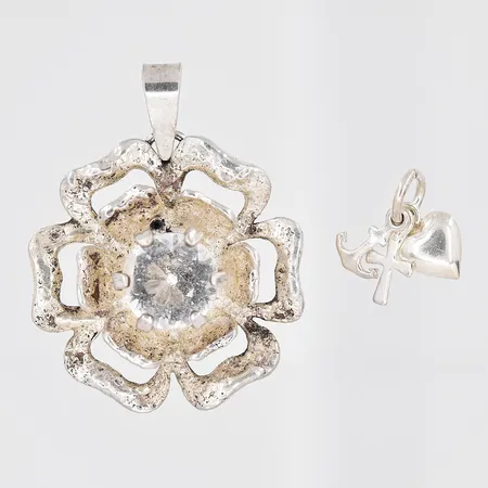 2 Hängen, blomma vit sten Ø 23,3mm, tro hopp och kärlek längd ca 12mm, silver 925/1000 Vikt: 5,7 g