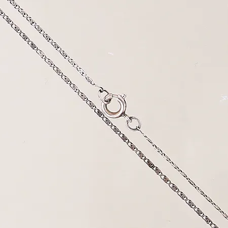 Kedja, längd 48cm, bredd 1,3mm, ojämnheter, silver 835/1000 Vikt: 1,8 g